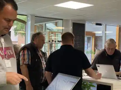 Amprion-Sprecher Florian Zettel (vorne, 2. von links) informierte gemeinsam mit seinen Kollegen die B&uuml;rger &uuml;ber die m&ouml;gliche Route der Stromtrassen.