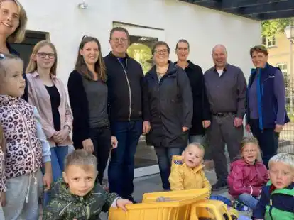 Freuen sich &uuml;ber die &Uuml;bergangskita am Markt 10 (von links): Kim Baumgarten (Kita Leitung), Miriam Messerer, Denise Ammermann (beide Erzieherinnen), B&uuml;rgermeister Olaf Oetken, Anke Ulferts-B&uuml;scherhoff und Joann Hagen (Sozialamt Zetel) und Alf und Meike Hauken (Eigent&uuml;mer und Verp&auml;chter).