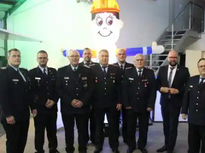 Feierten 50 Jahre Jugendfeuerwehr (von links): Arno Rauer, Artur Kaspercyk, Helmut Rauer, Henning Hibben (stellv. Kreisjugendwart), Hans J&uuml;rgen Jan&szlig;en, David Middendorf (stellv. Kreisjugendwart), G&uuml;nther Rohde, Johann Wimberg, Udo Schwarz (Regierungsbrandmeister).