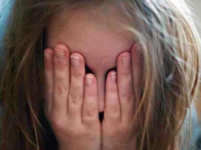 Infolge der Corona-Pandemie und immer neuer Krisenmeldungen sind viele Familien psychisch belastet.