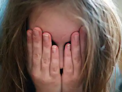 Infolge der Corona-Pandemie und immer neuer Krisenmeldungen sind viele Familien psychisch belastet.