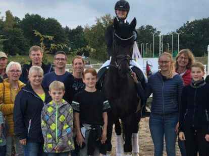 Die Reiterin, ihr Team und ihre Fans: Tomke von Waaden und Blue Ray sorgten in Verden f&uuml;r Begeisterung.