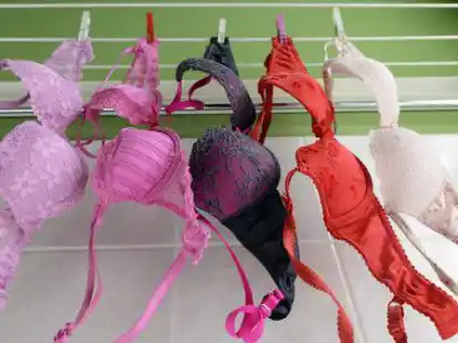 Mit BHs wird in Oldenburg auf den Brustkrebs-Aktionsmonat hingewiesen.