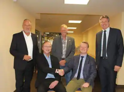 St&uuml;hler&uuml;cken im Lebenshilfe-Vorstand: Der bisherige Vorstand Jann Meeuw aus Remels reichte sein Amt an den Leeraner Kaufmann Christian Brahms (beide sitzend, von links) weiter. Weil auch der bisherige Schatzmeister Erhard Meyer (stehend, Mitte) auf sein Amt verzichtete, wurde Holger Franz aus Leer (links) als neuer Schatzmeister gew&auml;hlt. Der bisherige Beisitzer Frank B&ouml;se (rechts) r&uuml;ckte als stellvertretender Vorstand nach. Jann Meeuw bleibt dem Gremium auch zuk&uuml;nftig als Beisitzer erhalten.