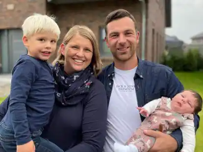 Marlon (links) freut sich mit seinen Eltern Anke und Mike Decker &uuml;ber Tochter Merle, die auf einem Parkplatz in Wiesmoor zur Welt gekommen ist.