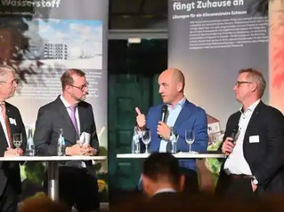 Parlamentarischer Abend der EWE in Hannover: Vorstandschef Stefan Dohler (2.v.re.) diskutiert mit (v.li.) Thomas Reiter, Martin Br&uuml;ning und Richard Hanke-Rauschenbach