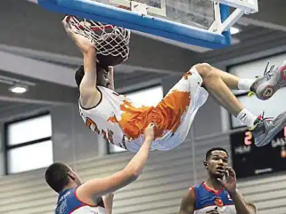 Einfach mal abh&auml;ngen: Paul Gr&uuml;nloh beim Alley-Oop-Dunking gegen die Westersteder Lazar Klaric (links) und Louis Cole