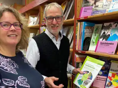 Haben nur noch bis zum 15. Oktober ge&ouml;ffnet: Andrea Handke (links) und Wolfgang Schneyink haben 27 Jahre lang gemeinsam die Buchhandlung &bdquo;Curriculum&ldquo; betrieben.