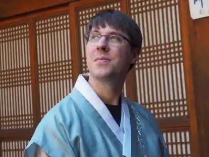 Seit Februar ist er der Kirchenmusikdirektor des Sprengels Ostfriesland-Ems und Kantor und Organist der Lutherkirche in Leer: Johannes Ge&szlig;ner. Das Foto entstand bei der Urauff&uuml;hrung seines Liederzyklus &bdquo;Songs of Freedom