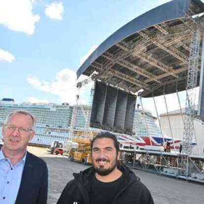 Freuen sich auf das diesj&auml;hrige Papenburg-Festival vor den Toren der Meyer Werft: Werftsprecher Peter Hackmann und Nico R&ouml;ger, Gesch&auml;ftsf&uuml;hrer von Hannover Concerts.