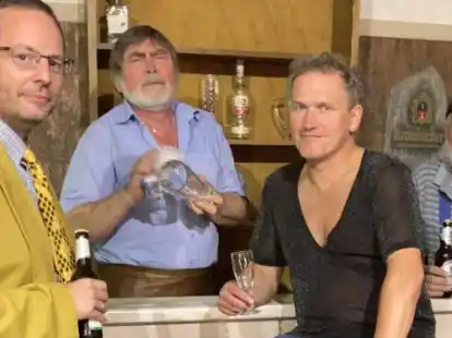 Wollen mit einem m&auml;nnlichen Escort-Service das gro&szlig;e Geld machen (v.l.): Stefan (Dirk Groenewold), Wirt Kuddel (Werner N&ouml;rtker), der smarte Rico (Steffen Wulff) und Stammkunde Thomas (Karl-Peter Frerichs).