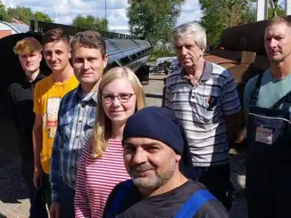 Neuank&ouml;mmlinge vor dem Auftrag f&uuml;rs LNG-Terminal in Wilhelmshaven (von links): Leon Sabe und Malte Oltmanns (beide Auszubildende), Markus Hempen (Projektleiter), Mirjam Schrader (Wirtschafts-Ingenieurin; B&uuml;ro SEE-Ingenieure) und Fouzi Ousu (Schwei&szlig;er). Rechts im Hintergrund: Werkstattmeister Manfred Richter und Betriebsratsvorsitzender Frank W&uuml;bbena.