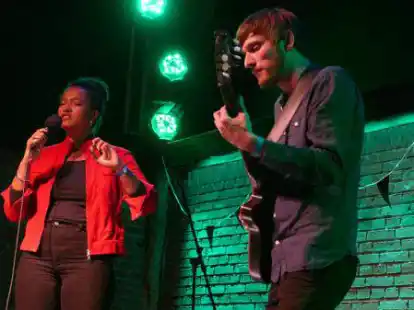 Sorgten f&uuml;r einen Auftakt nach Ma&szlig;:  Christian Stoltz und S&auml;ngerin Fama M'Bou.