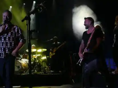 Entertainer mit Soul in der Stimme: Sasha (links) bei seinem Auftritt in der Emder Nordseehalle.