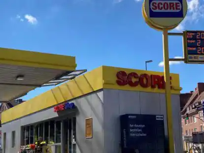 Diesel und Super f&uuml;r &uuml;ber zwei Euro: Am Mittwoch ist die als Tankrabatt bezeichnete Steuersenkung auf Kraftstoffe ausgelaufen, schon am Donnerstagmorgen rissen die Preise die 2-Euro-Marke.