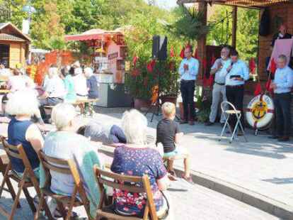 Gut besucht war die Talkrunde zum Thema &bdquo;Nachhaltiges Bauen &ndash; Herausforderungen und M&ouml;glichkeiten&ldquo; im Rahmen der 1. Huder Klimamesse. Es diskutierten hierzu (von links, vor der B&uuml;hne stehend): Kay Sch&ouml;nfeld (OOWV), Claas Marquardt (EWE), B&uuml;rgermeister J&ouml;rg Skatulla, Zimmermeister Heiko Posegga und Henk Voigt (Elektrohaus Voigt).