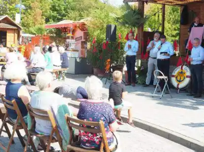 Gut besucht war die Talkrunde zum Thema &bdquo;Nachhaltiges Bauen &ndash; Herausforderungen und M&ouml;glichkeiten&ldquo; im Rahmen der 1. Huder Klimamesse. Es diskutierten hierzu (von links, vor der B&uuml;hne stehend): Kay Sch&ouml;nfeld (OOWV), Claas Marquardt (EWE), B&uuml;rgermeister J&ouml;rg Skatulla, Zimmermeister Heiko Posegga und Henk Voigt (Elektrohaus Voigt).