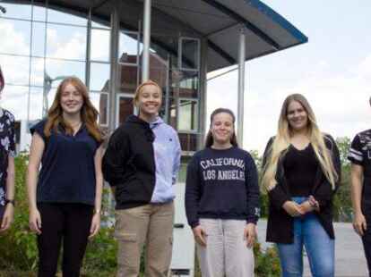 Die neuen Azubis und FSJler (v.l.): Davina Nelles, Merit Uphoff, Jennifer Nguyen, Marike Berends, Anna-Sophie Reinke und Malcom-Noel Kl&uuml;n.