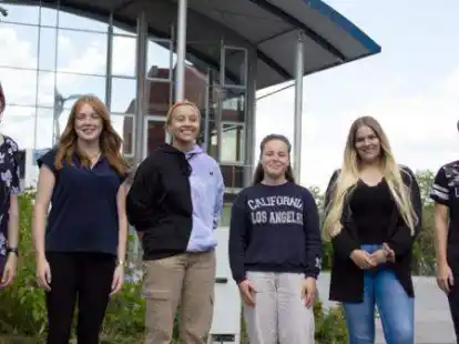 Die neuen Azubis und FSJler (v.l.): Davina Nelles, Merit Uphoff, Jennifer Nguyen, Marike Berends, Anna-Sophie Reinke und Malcom-Noel Kl&uuml;n.