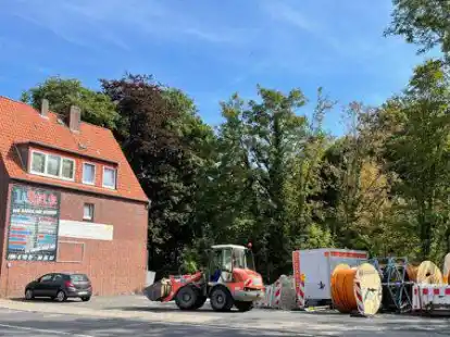 Auf dem Schotterplatz an der Nordertorstra&szlig;e tut sich was &ndash; nur nicht nach Plan: Die Baumaterialien sind nur zwischengelagert, Abriss- und Neubautermine sind noch offen.