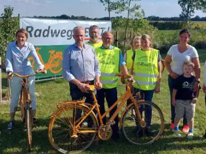 Versammeln sich mit den Vereinsmitgliedern hinter der Forderung f&uuml;r einen durchgehenden Radweg: die CDU-Kandidaten Saskia Buschmann und Gerold Verlee (2. und 3. von links).