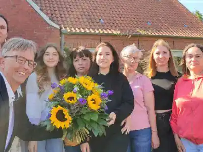 Einen Strau&szlig; Blumen f&uuml;r die optische Auffrischung des Wohnhauses in Pewsum haben &bdquo;Blume Ideal&ldquo;-Inhaber Gerardus Braas und Mitarbeiterin Oksana Hinrichs (l.) f&uuml;r die sechs gefl&uuml;chteten Ukrainerinnen, Arina Sobchenko, Natalia Zavorotna, Alina Mrynchak, Olha Evsukova, Svitlana Yaskova und Halyna Zhelak, immer &uuml;brig.