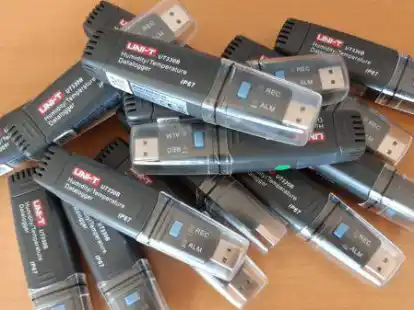 Die vom Geb&auml;udemanagement verwendeten Temperaturdatenlogger f&uuml;r die intensiveren Hitze-Messungen in den ersten drei Emder Schulen in diesen Sommerferien.