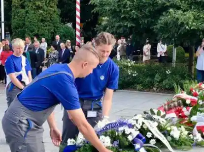 Lena Schmidt (rechts) aus Emden und Maximilian Ehbrecht aus Wolfsburg legten am 1. September bei der Gedenkveranstaltung in Auschwitz den Kranz der VW-Auszubildenden nieder - stellvertretend f&uuml;r den gesamten VW-Nachwuchs.