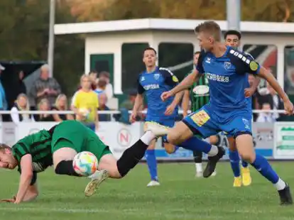 Tade Niehues (rechts) brachte die Sportfreunde Larrelt mit seinem Doppelpack zu Fall.