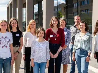 Die Technikantinnen der Hochschule Emden/Leer mit den Betreuenden der beteiligten Unternehmen und der Koordinatorin Christel Boven-Stroman.
