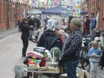 Weil es mehr Anmeldungen gab, als geplant, wurde der Flohmarkt im Rahmen des Stadtteilfestes in die benachbarten Stra&szlig;en verlegt.