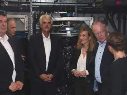 Ministerpr&auml;sident Stephan Weil (2. von rechts) h&ouml;rt sich einen Vortrag von Dr. Maren Striebel an (rechts). Mit dabei (von links): Wilhelmshavens Oberb&uuml;rgermeister Carsten Feist, Prof. Dr. Ralph Bruder, MDL Holger Ansmann und Siemtje M&ouml;ller.