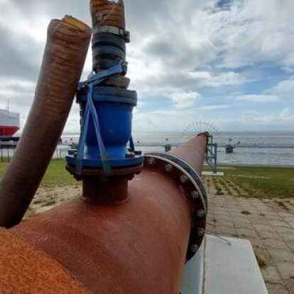 Der endg&uuml;ltige Anschluss wird in der kommenden Woche gelegt: Am Dalbenliegeplatz neben der Emspier kommt in den n&auml;chsten Wochen das Baggergut aus der Unterems an.