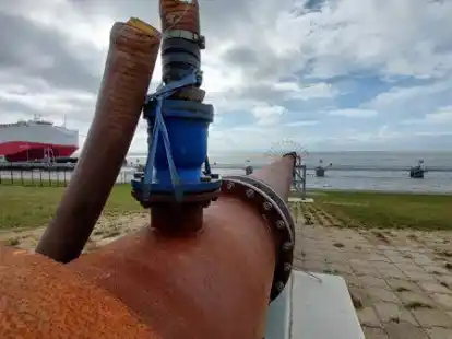 Der endg&uuml;ltige Anschluss wird in der kommenden Woche gelegt: Am Dalbenliegeplatz neben der Emspier kommt in den n&auml;chsten Wochen das Baggergut aus der Unterems an.