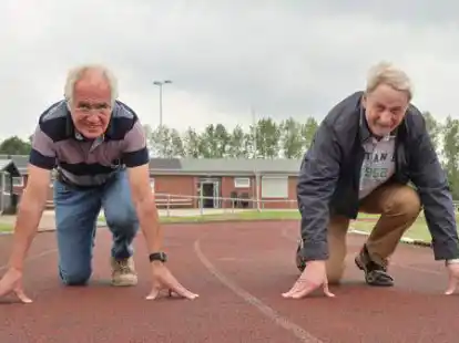 &bdquo;Es waren sch&ouml;ne Zeiten&ldquo;: G&uuml;nther Schuster und Hans-Albin Jacob spielerisch in Startposition auf der alten Tartanbahn, die ersetzt wird.