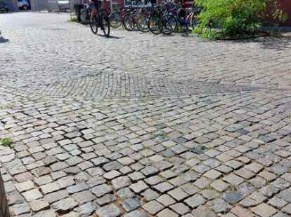Fahrerisch machbar, aber nicht ruckelfrei: Kopfsteinpflaster eingangs der Kirchstra&szlig;e. Leserinnen und Leser verweisen auf weitere kritische Stellen &ndash; nicht nur f&uuml;r Radfahrer.