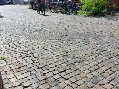 Fahrerisch machbar, aber nicht ruckelfrei: Kopfsteinpflaster eingangs der Kirchstra&szlig;e. Leserinnen und Leser verweisen auf weitere kritische Stellen &ndash; nicht nur f&uuml;r Radfahrer.