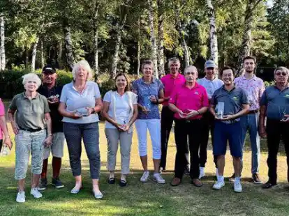 K&auml;mpften um die Titel: (von links) Renate Wersinger, Wiebke Stromann, Hans-J&uuml;rgen Sternberg, Renate Fuchs, Gabriele Wallner, Ina F&ouml;rster, Hans-Georg Hilkemeier, G&uuml;nter Ahrens, Alexander Arndt, Jin-Suk Cho, Tom Hoppe, Horst Hensel und Michael Sch&ouml;ps.