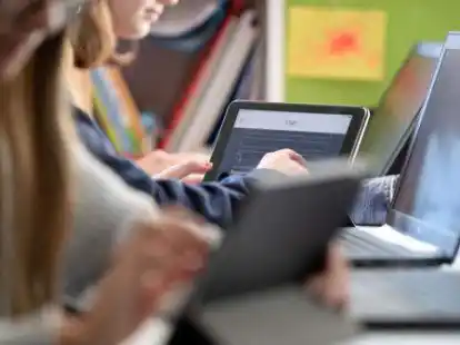 Heute unverzichtbar bei der Ausstattung von Schulen mit digitalen Endger&auml;ten: Tablet und Laptops.