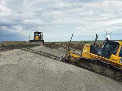 So wie hier bei Hamswehrum im Jahr 2021 soll der Deich auf weiterer Strecke erh&ouml;ht werden.