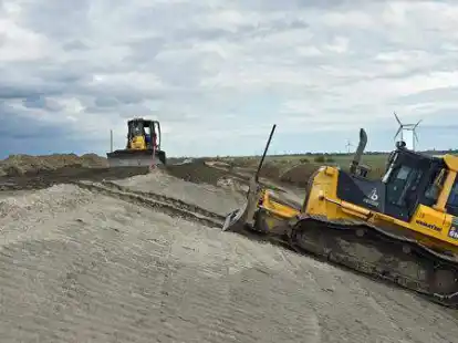 So wie hier bei Hamswehrum im Jahr 2021 soll der Deich auf weiterer Strecke erh&ouml;ht werden.