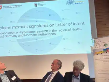 Richtig positioniert? Minister Bj&ouml;rn Th&uuml;mler,  Ijzebrand Rijzebol (Provinz Groningen) und Coen de Ronde (Hyperloop Development Program).