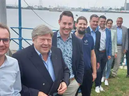 Schulter an Schulter gegen den Arbeitskr&auml;ftemangel (von links): Michael Hinners (Dirks Group), Frank Wessels (Emder Schlepp-Betrieb), Timo Siebahn (Epas), Raphael Kamphuis (AG Ems), Karsten Dirks (EVAG), Simon Menz, Feemke Kruse (beide Emder Schiffsausr&uuml;stung), Jan Remmers (Anker Schiffahrt), Mauritz Brons (Hafenf&ouml;rderungsgesellschaft).