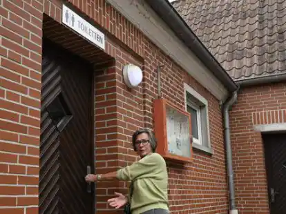 &bdquo;Hier ist zu!&ldquo;: Marga Itzenga demonstriert, dass die &ouml;ffentliche Toilette in Pilsum nicht genutzt werden kann.