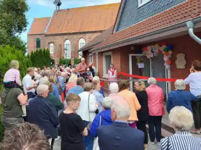 Rund 150 Menschen kamen zur Wiederer&ouml;ffnung des Gemeindehauses nach Twixlum.
