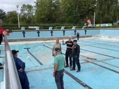 Die Folie ist raus, jetzt wird mit dem Betonbauer gefachsimpelt.