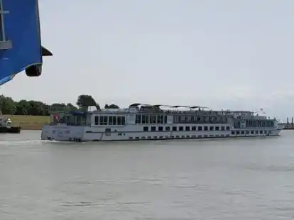 Gro&szlig;, aber f&uuml;r Emden nicht zu gro&szlig;: Das Flusskreuzfahrtschiff &bdquo;Rhein Prinzessin&ldquo; verl&auml;sst am 18. Juni den Au&szlig;enhafen.