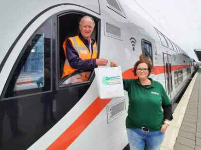 Mit einer kleinen St&auml;rkung f&auml;hrt es sich umso besser: Lokf&uuml;hrer Joachim Schicht mit der Fr&uuml;hst&uuml;ckst&uuml;te im Gep&auml;ck.
