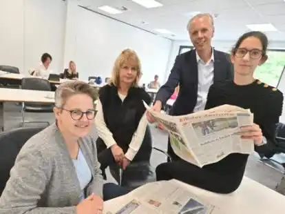 Bereiten sich in Workshops auf das Zisch-Projekt vor: Sandra L&uuml;cht (BBS I Emden, von links), Kordula Kiraz (Oberschule Herrentor) mit Uwe Mork (NWZ Mediengruppe) und Dr. Cordula Kentler (IGS Emden)