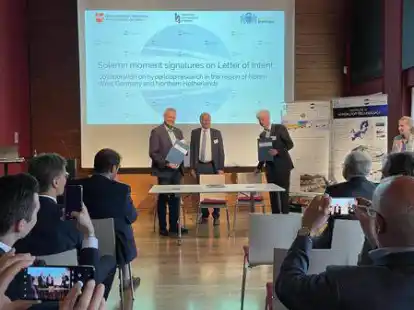Gro&szlig;er Rummel im &bdquo;Rummel&ldquo;: Minister Bj&ouml;rn Th&uuml;mler, sein niederl&auml;ndischer Amtskollege Ijzebrand Rijzebo und Coen de Ronde vom niederl&auml;ndischen Hyperloop-Programm unterzeichneten den &bdquo;Letter of Intent&ldquo; f&uuml;r eine grenz&uuml;berschreitenden Zusammenarbeit.